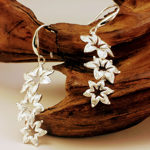 Dangling Textured Three Flowers Earrings